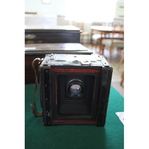 1548 - SANDERSON PLATE CAMERA a small mahogany and leather clad plate camera, with a Voigtlander Kollinear ... 