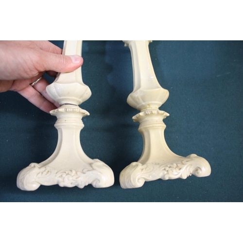 1368A - WHIELDON STYLE CREAMWARE BUTTER BOAT late 18th century, with brown sponged decoration, length 12cm; ... 