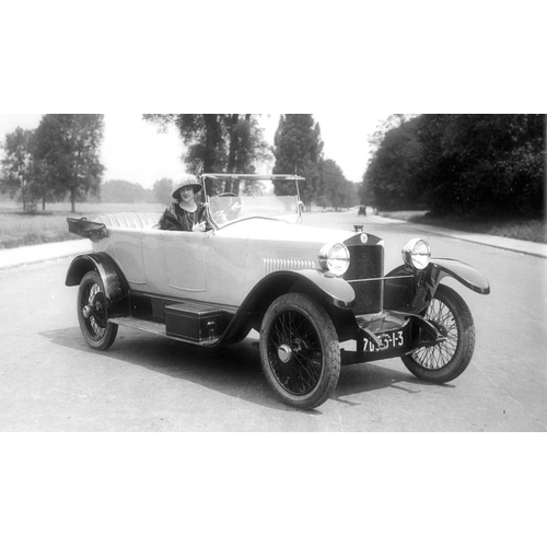 691 - Berliet 1895-1939.  Housed in two folders, a goodly number of well-defined postcards and similar-siz... 