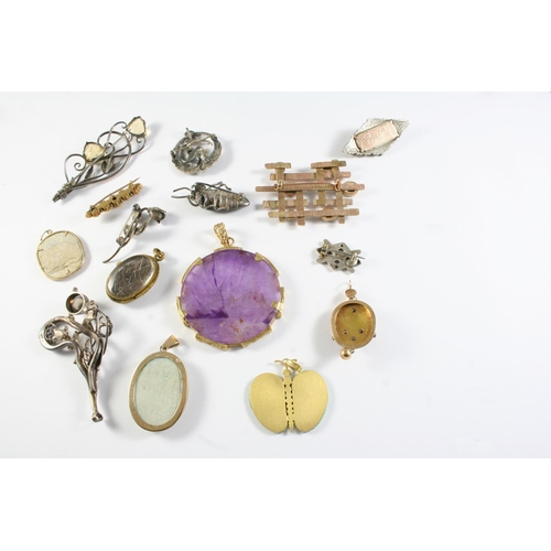 656 - A QUANTITY OF JEWELLERY including a carved jade butterfly pendant, a 9ct gold and amethyst circular ... 