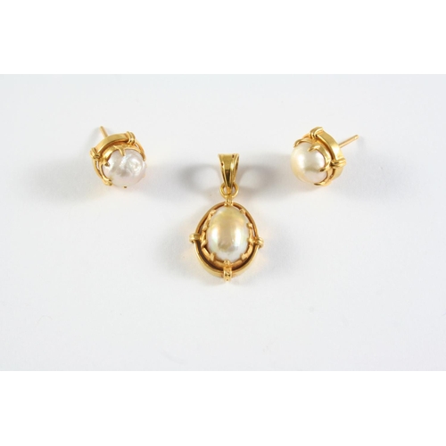 890 - A CULTURED PEARL AND GOLD PENDANT the baroque-shaped cultured pearl is mounted in 22ct gold, 2.5cm l... 