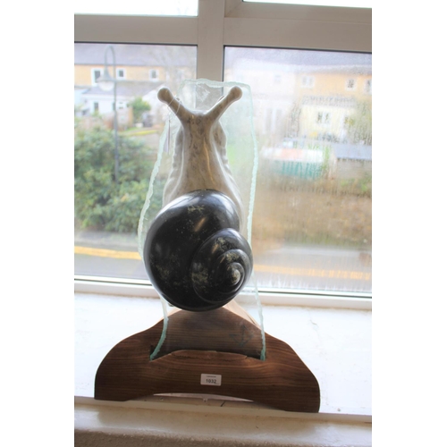 1032 - CONTEMPORARY MARBLE & GLASS SCULPTURE - SNAILS an interesting group of three marble snails, each mou... 