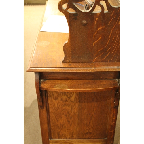 1027 - ARTS & CRAFTS WARDROBE & DRESSING TABLE in the manner of Shapland & Petter, both items made in oak w... 