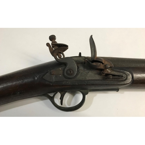 300 - AN EARLY 19TH CENTURY FLINTLOCK RIFLE. With a 39.7cm steel barrel with swivalling ram rod and flintl... 