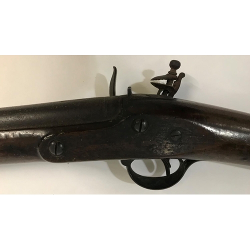 300 - AN EARLY 19TH CENTURY FLINTLOCK RIFLE. With a 39.7cm steel barrel with swivalling ram rod and flintl... 