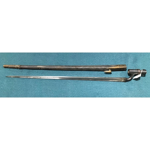 435 - A VICTORIAN 1895 SOCKET BAYONET AND SCABBARD. An 1895 Pattern Martini Enfield bayonet with a 64cm tr... 