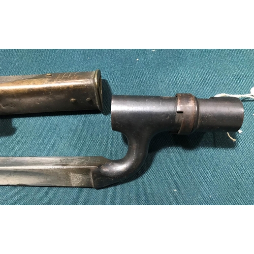 435 - A VICTORIAN 1895 SOCKET BAYONET AND SCABBARD. An 1895 Pattern Martini Enfield bayonet with a 64cm tr... 