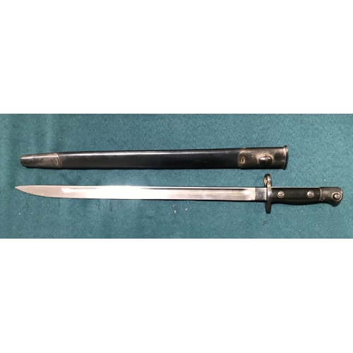 438 - A BRITISH 1907 PATTERN BAYONET AND SCABBARD. A 1907 Pattern bayonet with a 43cm fullered blade stamp... 