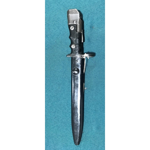 440 - A BRITISH NO 7 Mk1 BAYONET AND SCABBARD, A bayonet or fighting knife with a 20.5cm pointed and fulle... 