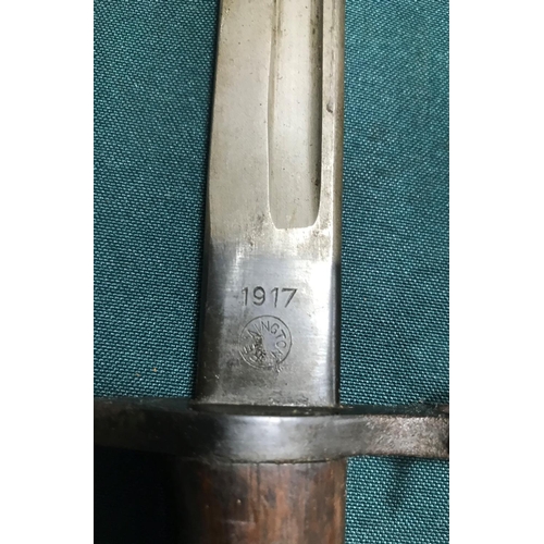 447 - A REMINGTON 1917 BAYONET AND SCABBARD. A Remington sword bayonet with a 42.5cm pointed fullered blad... 