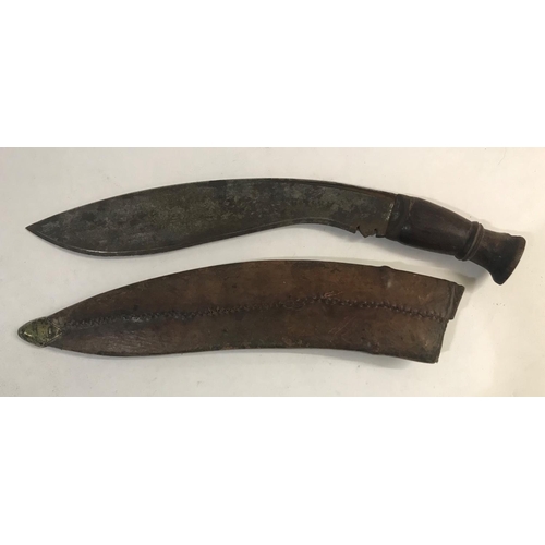 473 - A FIRST WORLD WAR KUKRI AND SCABBARD. A Kukri with a 34cm heavy single edged blade stamped 1915 and ... 