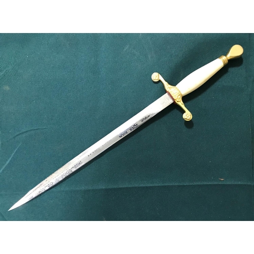 476 - A WILKINSON SWORD BI-CENTENARY PRESENTATION DAGGER. A Wilkinson sword presentation dagger with a 27.... 