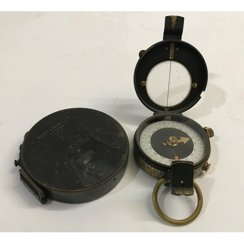 668 - A FIRST WORLD WAR COMPASS AND CLINOMETER. A First World War Verner's Pattern compass, with Governmen... 