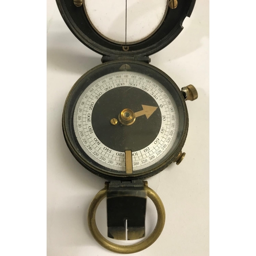 668 - A FIRST WORLD WAR COMPASS AND CLINOMETER. A First World War Verner's Pattern compass, with Governmen... 