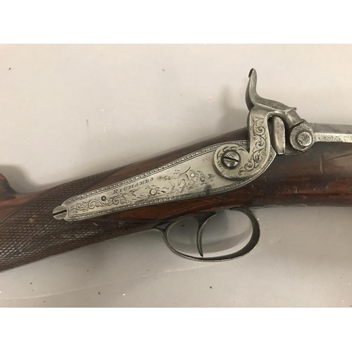 306 - A FINE HUNTING GUN BY RICHARDS. A single barrel hunting gun, the 85cm barrel tapering from hexagonal... 