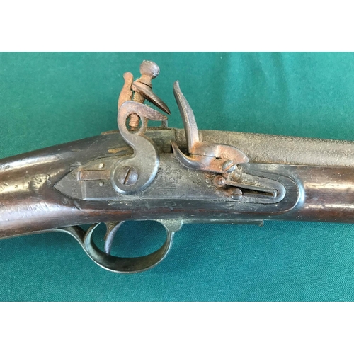 300 - AN EARLY 19TH CENTURY FLINTLOCK RIFLE. With a 39.7cm steel barrel with swivalling ram rod and flintl... 