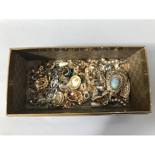 86 - Small Quantity of Costume Jewellery