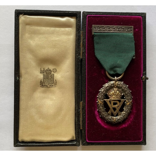 1056 - A VICTORIAN VOLUNTEER OFFICER'S DECORATION. With VR monogram for United Kingdom recipients, on a gre... 