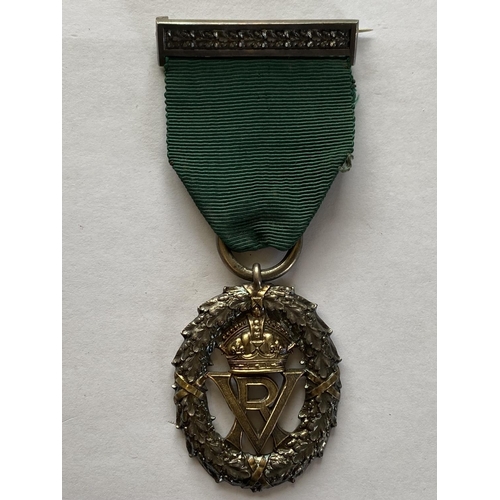 1056 - A VICTORIAN VOLUNTEER OFFICER'S DECORATION. With VR monogram for United Kingdom recipients, on a gre... 