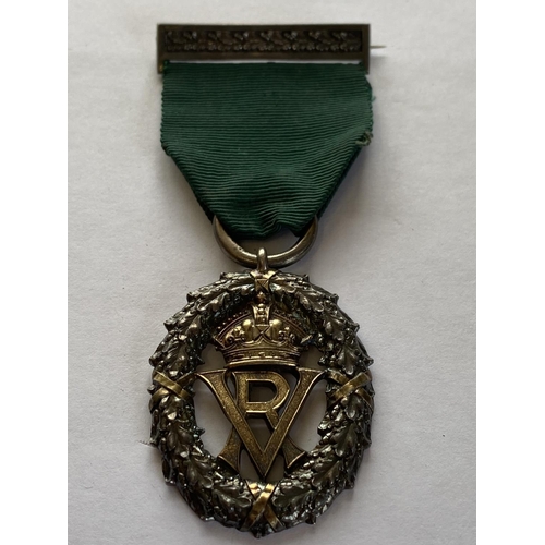 1056 - A VICTORIAN VOLUNTEER OFFICER'S DECORATION. With VR monogram for United Kingdom recipients, on a gre... 