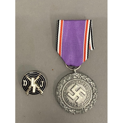 1089 - A SECOND WORLD WA GERMAN AIR RAID PROTECTION MEDAL AND ANOTHER. A leuftshutz air protection medal da... 