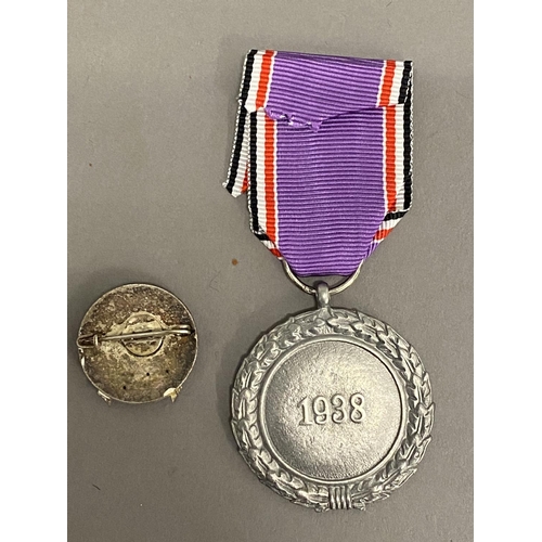 1089 - A SECOND WORLD WA GERMAN AIR RAID PROTECTION MEDAL AND ANOTHER. A leuftshutz air protection medal da... 