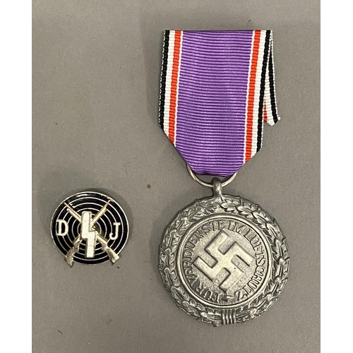 1089 - A SECOND WORLD WA GERMAN AIR RAID PROTECTION MEDAL AND ANOTHER. A leuftshutz air protection medal da... 