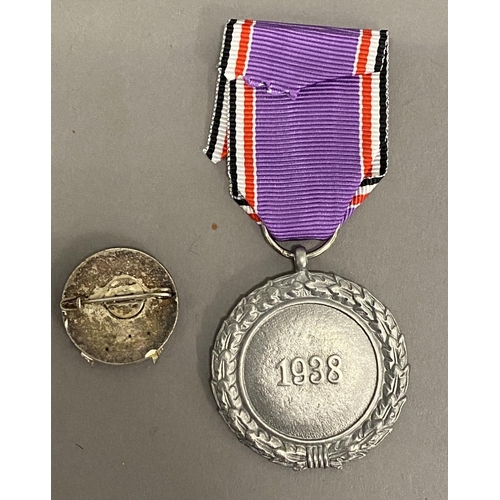 1089 - A SECOND WORLD WA GERMAN AIR RAID PROTECTION MEDAL AND ANOTHER. A leuftshutz air protection medal da... 