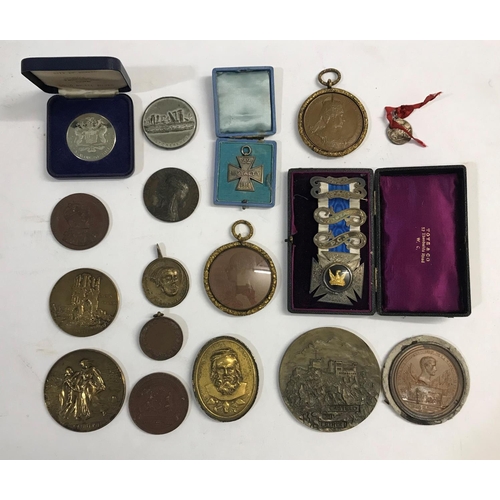 1111 - A COLLECTION OF ROYAL AND SIMILAR MEDALS AND SOUVENIRS. A Bronze Royal Mint medal commemorating Quee... 