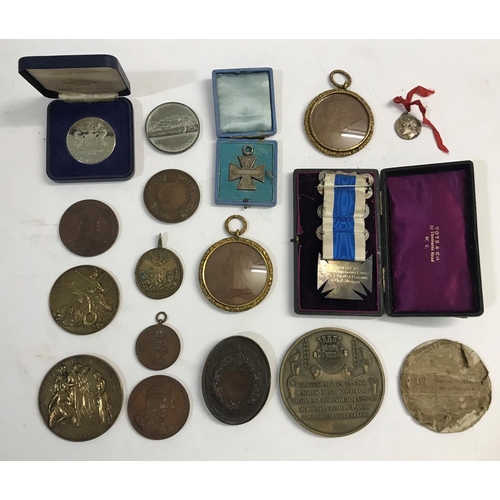 1111 - A COLLECTION OF ROYAL AND SIMILAR MEDALS AND SOUVENIRS. A Bronze Royal Mint medal commemorating Quee... 