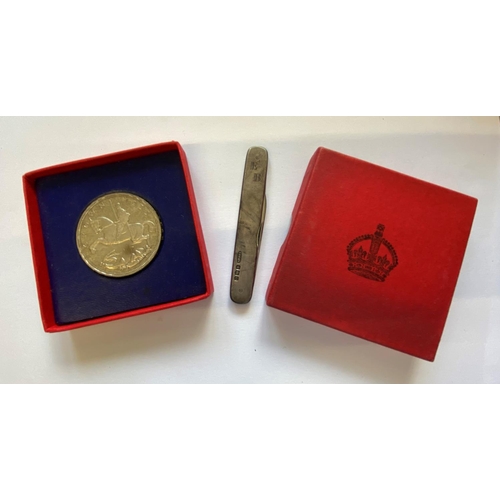 1119 - A GEORGE V PRESENTATION CROWN IN BOX. A 1935 Crown, presentation issue in red cardboard Royal Mint c... 