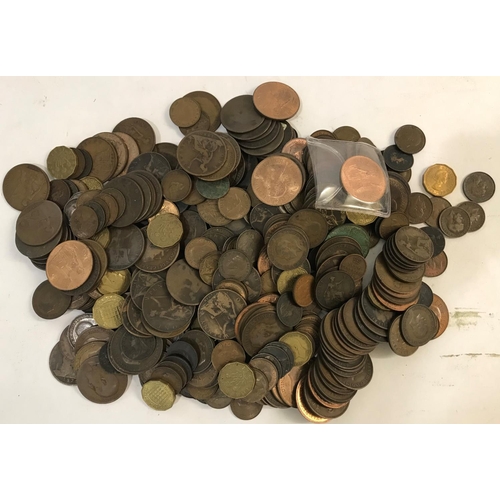 1182 - A LARGE COLLECTION OF PENNIES AND OTHER DENOMINATIONS. A collection of Victorian Pennies, Half Penni... 