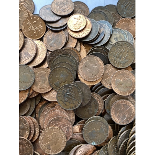 1182 - A LARGE COLLECTION OF PENNIES AND OTHER DENOMINATIONS. A collection of Victorian Pennies, Half Penni... 