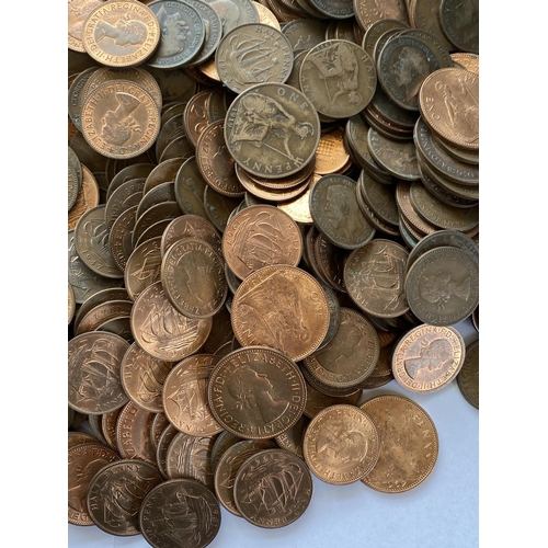 1182 - A LARGE COLLECTION OF PENNIES AND OTHER DENOMINATIONS. A collection of Victorian Pennies, Half Penni... 