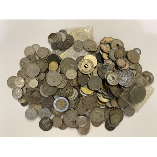 1185 - A SELECTION OF SILVER, PART SILVER AND OTHER WORLD COINS. To include French, South African, UK, Indi... 