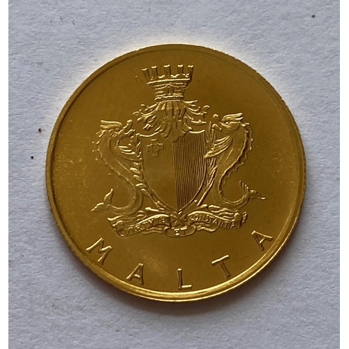 1252A - A MALTESE £5 GOLD COIN. A Maltese £5 gold coin with a torch and map of Malta to the reverse, 19mm, c... 