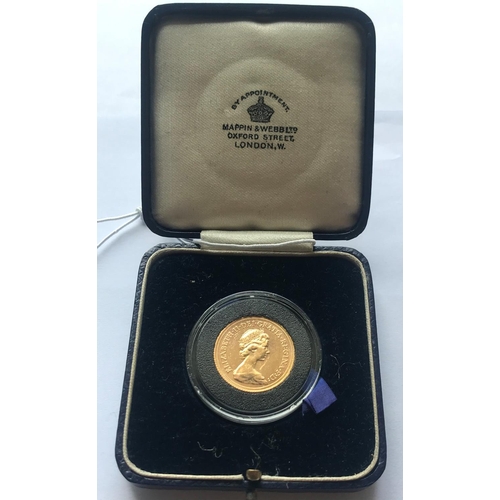 1290 - A SOVEREIGN. An Elizabeth II Sovereign dated 1976 in capsule and Mappin and Webb case.