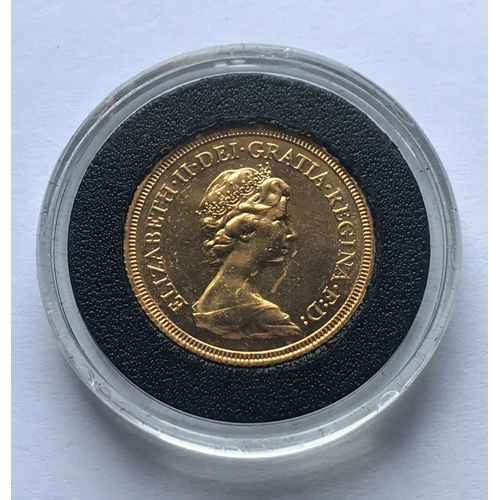 1290 - A SOVEREIGN. An Elizabeth II Sovereign dated 1976 in capsule and Mappin and Webb case.