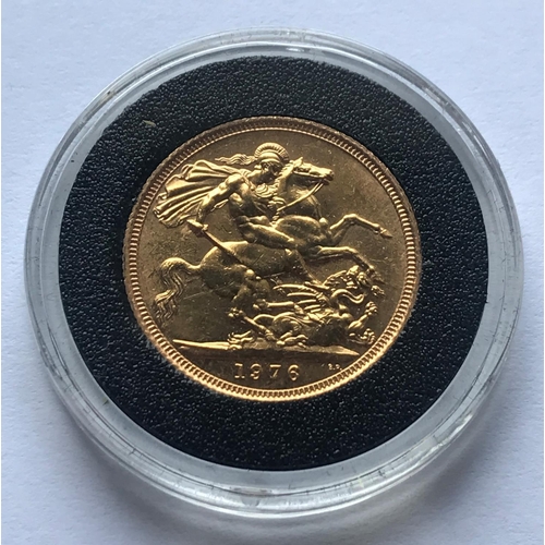 1290 - A SOVEREIGN. An Elizabeth II Sovereign dated 1976 in capsule and Mappin and Webb case.