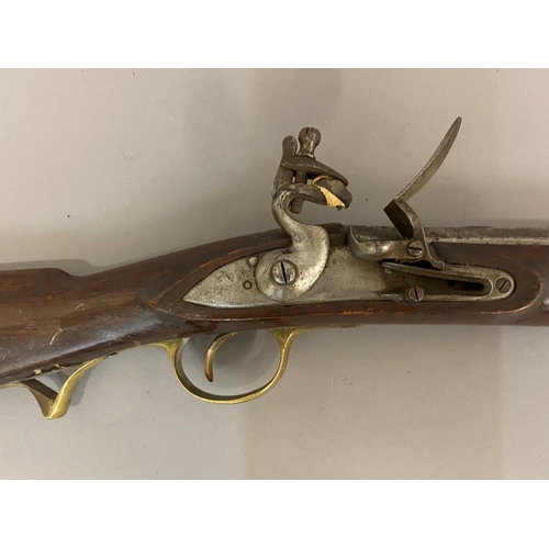 511 - A 19TH CENTURY FLINTLOCK LONG GUN. With a 75cm octagonal barrel, with unmarked flintlock mechanism, ... 