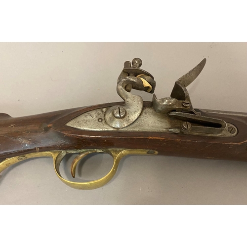 511 - A 19TH CENTURY FLINTLOCK LONG GUN. With a 75cm octagonal barrel, with unmarked flintlock mechanism, ... 