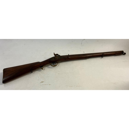 522 - A VICTORIAN IRREGULAR XVI CAVALRY PERCUSSION CARBINE. With a 60cm barrel with underslung ram rod, pe... 