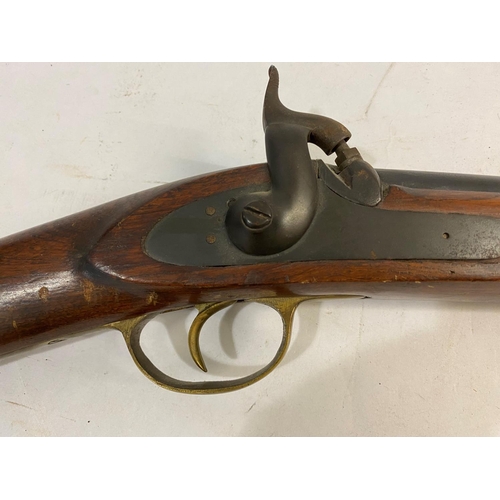 524 - A VICTORIAN PERCUSSION CARBINE. With a 61cm barrel with ram rod below, percussion firing mechanism, ... 