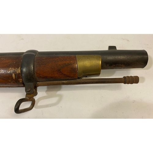 524 - A VICTORIAN PERCUSSION CARBINE. With a 61cm barrel with ram rod below, percussion firing mechanism, ... 