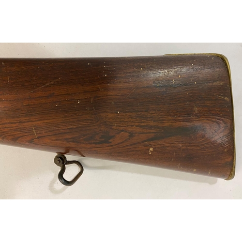 524 - A VICTORIAN PERCUSSION CARBINE. With a 61cm barrel with ram rod below, percussion firing mechanism, ... 