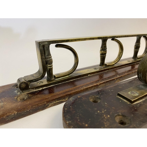 564 - A LATE 18TH/EARLY 19TH CENTURY MUSKET RACK. A two part wall mounting musket rack with brass fittings... 