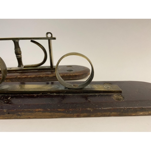 564 - A LATE 18TH/EARLY 19TH CENTURY MUSKET RACK. A two part wall mounting musket rack with brass fittings... 