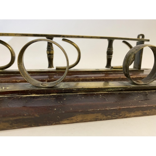 564 - A LATE 18TH/EARLY 19TH CENTURY MUSKET RACK. A two part wall mounting musket rack with brass fittings... 