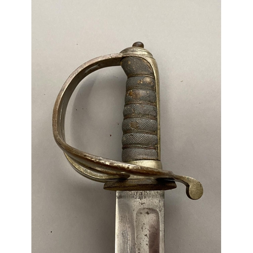 589 - A MOUNTAIN ARTILLERY OFFICERS SWORD AND MARK II SCABBARD. With a 78cm sabre type curved, pointed and... 