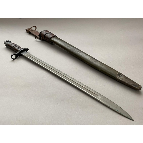 634 - A FIRST WORLD WAR 1913 REMINGTON BAYONET AND SCABBARD. With a Remington 43cm fullered blade marked 1... 